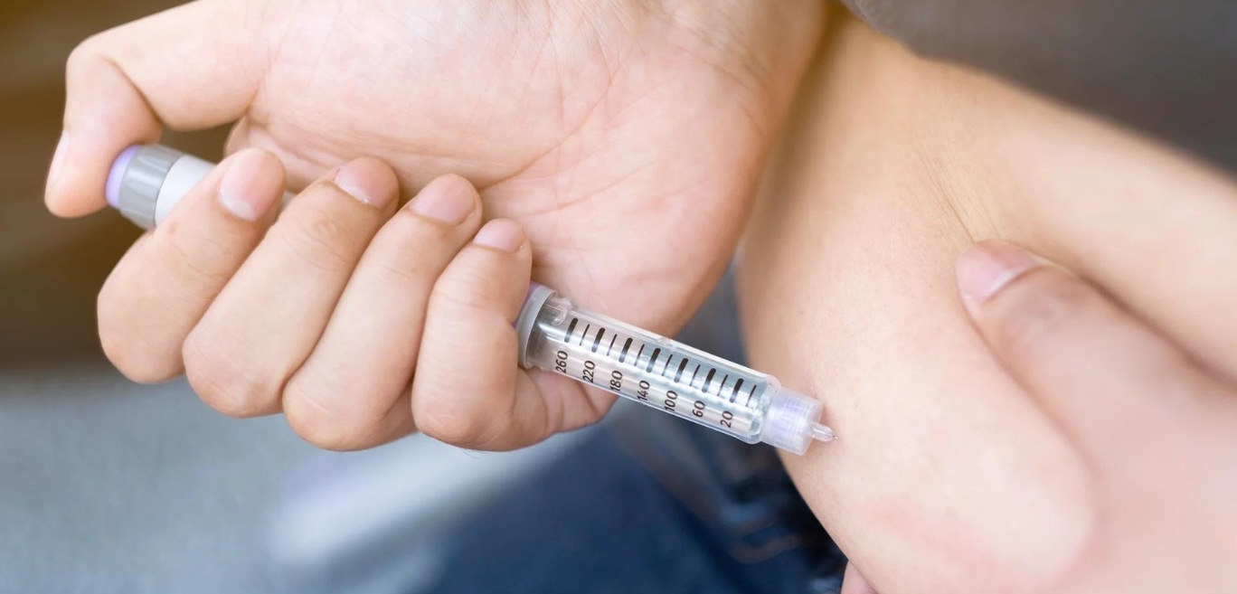 Peptide storage and handling 101 | person injecting semaglutide